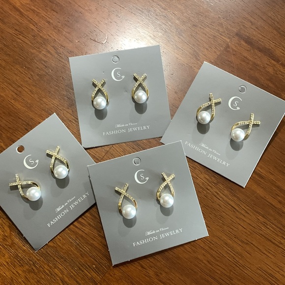 💕5/$15 Set of 4 Cross Shaped Imitation Pearl Stud Earrings, NEW - Picture 1 of 7
